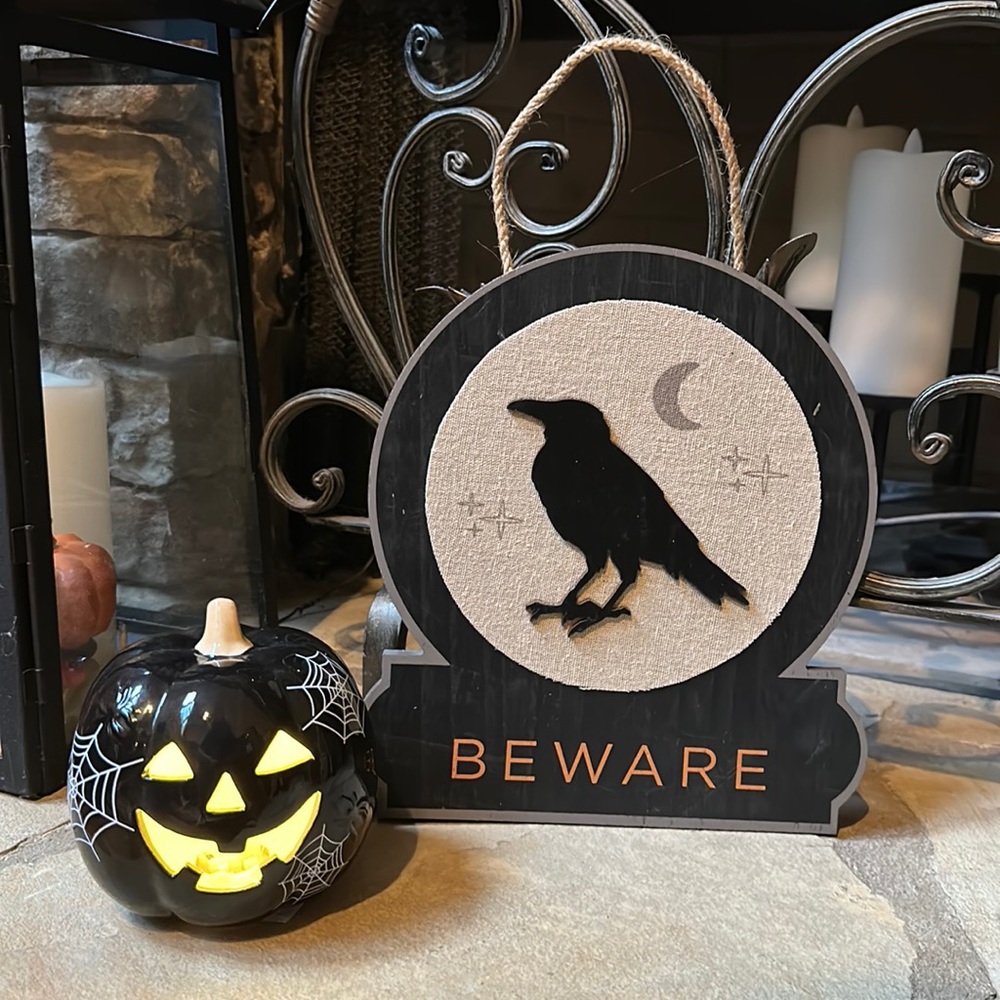 NWT Halloween LED Light up Black Spider Ceramic Pumpkin and Wooden Crow Sign